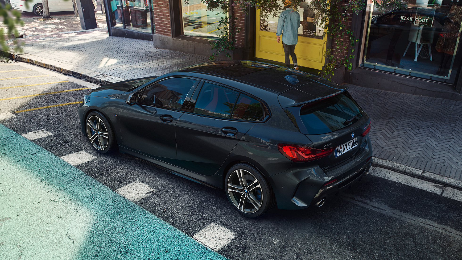 BMW M135i xDrive, aparcamiento BMW M135i xDrive en color Black Sapphire metalizado, vista aérea del lateral.