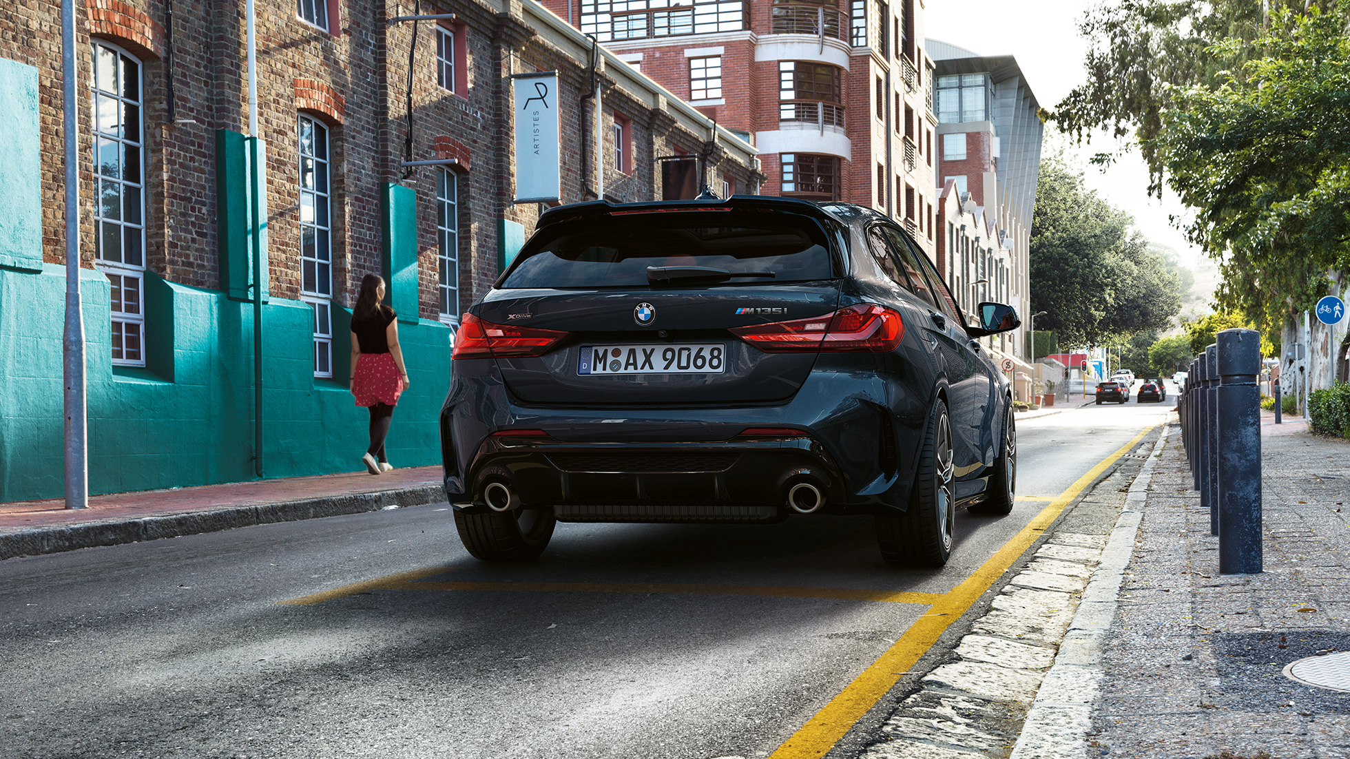 BMW M135i xDrive, vista posterior BMW M135i xDrive en color Black Sapphire metalizado, vista posterior, aparcamiento.