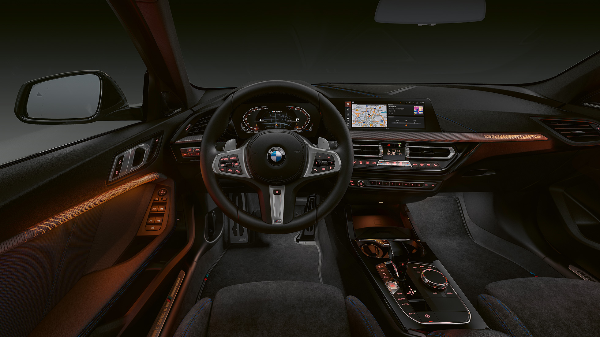 BMW M135i xDrive, puesto de conducción Interior exclusivo del BMW M135i xDrive con molduras interiores iluminadas.