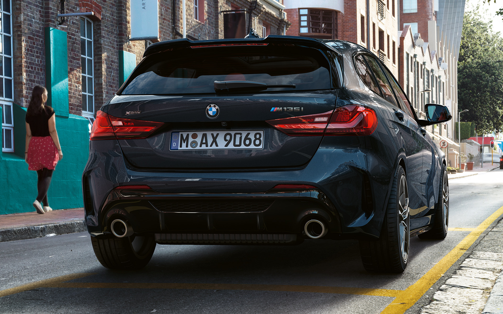 BMW M135i xDrive (F40) en Black Sapphire metalizado, vista de la zaga, aparcado