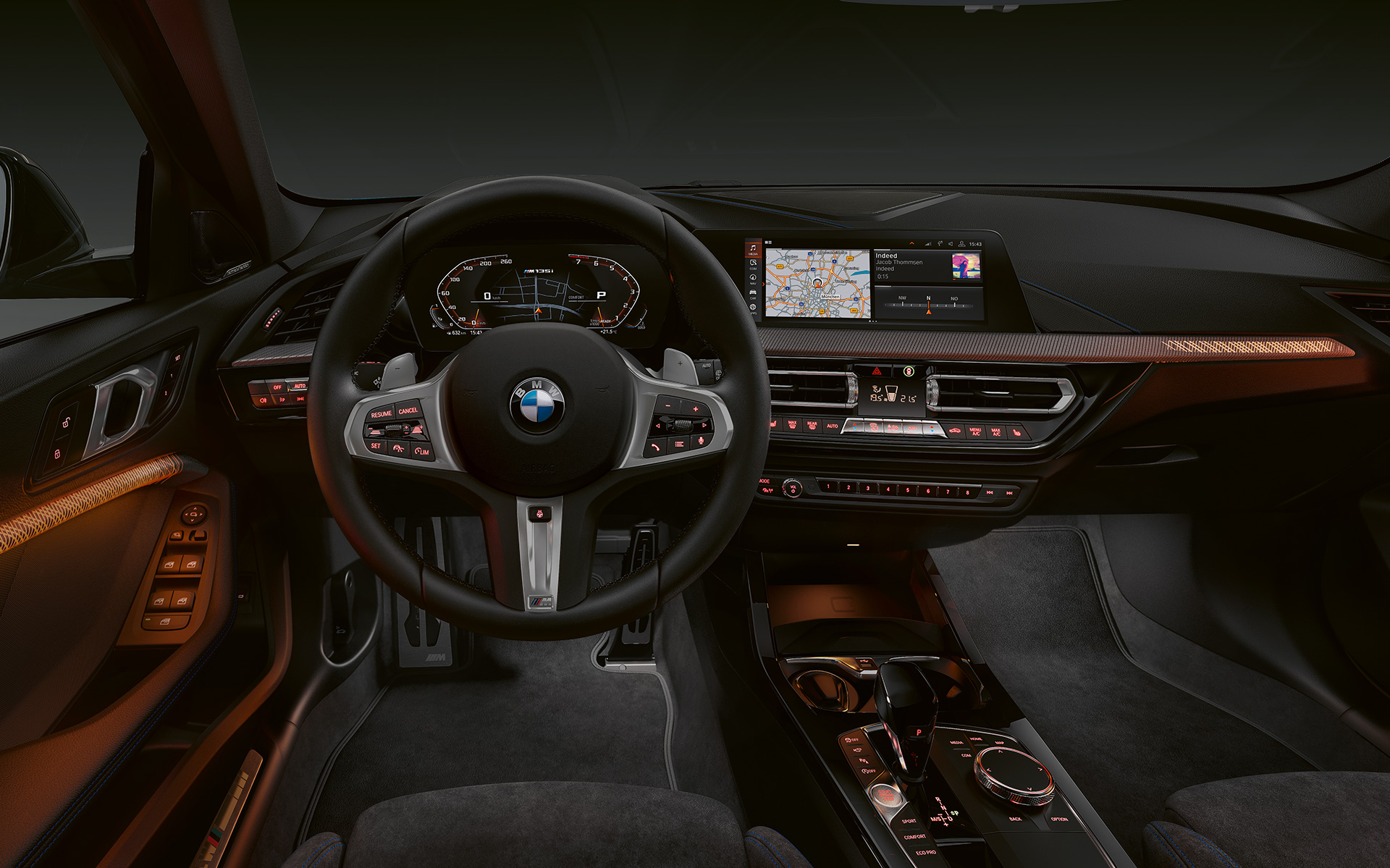 BMW M135i xDrive (F40) interior premium con molduras interiores iluminadas