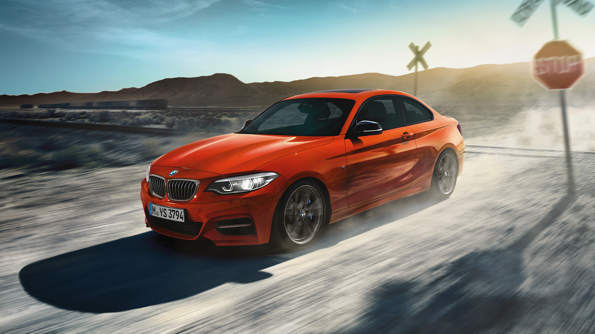 Diseño BMW M240i Coupé Diseño BMW M240i Coupé F22 2017 Sunset Orange metalizado, vista de tres cuartos del frontal del coche deportivo