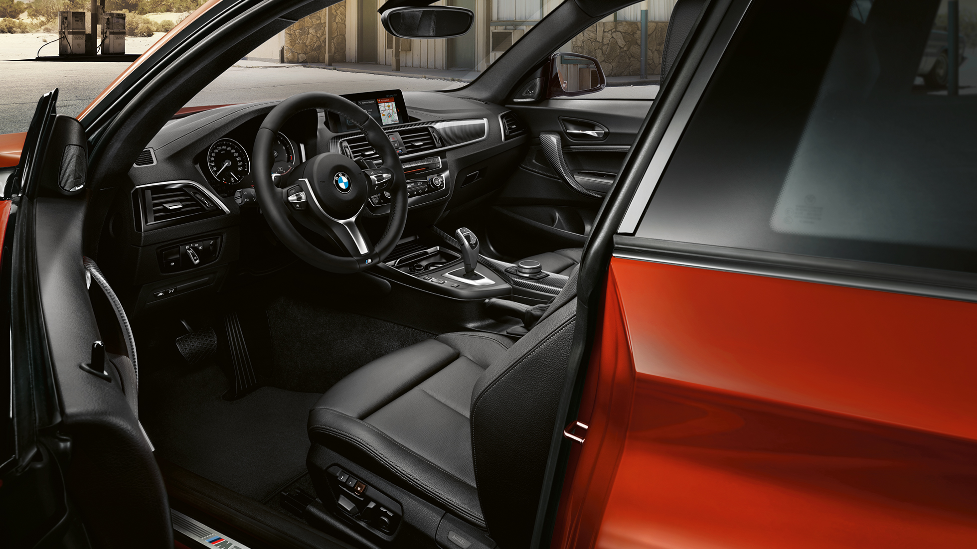 Puesto de conducción BMW M240i Coupé Puesto de conducción BMW M240i Coupé F22 2017 Sunset Orange metalizado, interior