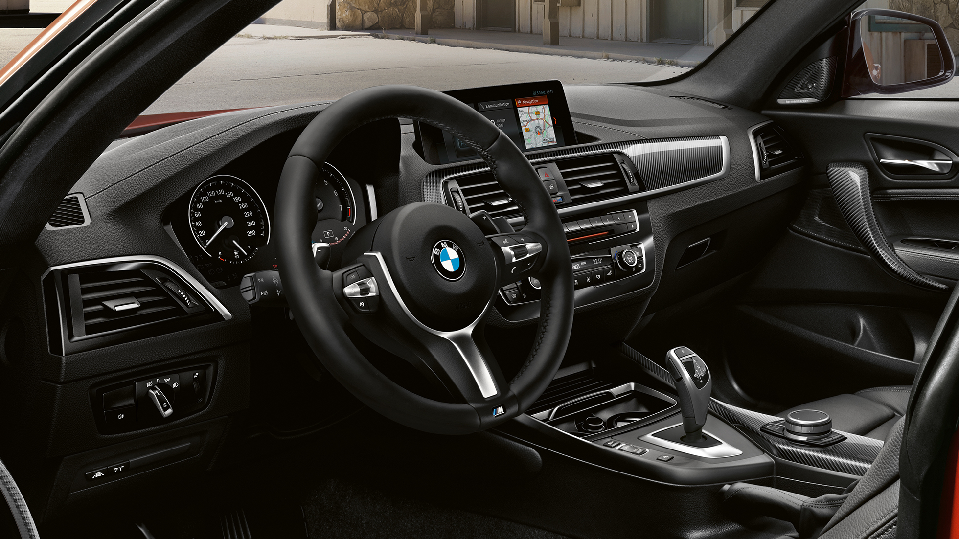 Puesto de conducción BMW M240i Coupé Puesto de conducción BMW M240i Coupé F22 2017 Sunset Orange metalizado, interior del deportivo coupé