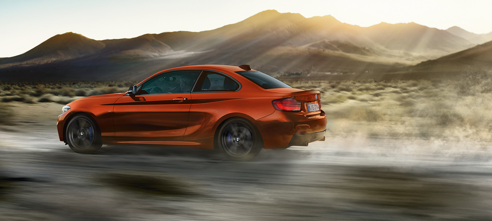 Dinamismo de conducción BMW M240i Coupé F22 Dinamismo de conducción BMW M240i Coupé F22 2017 Sunset Orange metalizado, vista del lateral