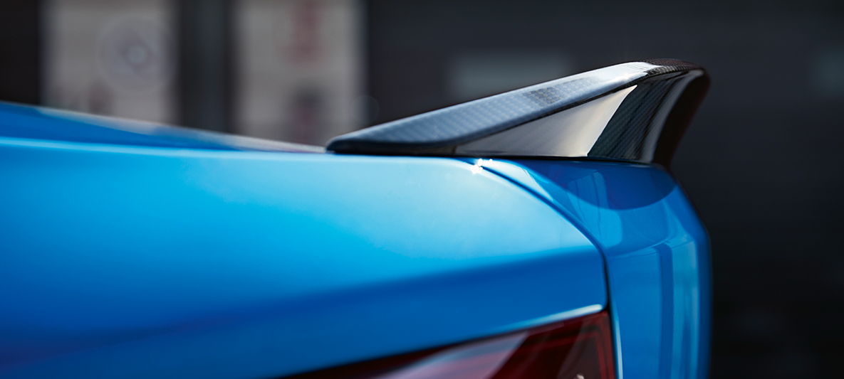 Spoiler trasero del BMW M2 CS F87 Alerón trasero BMW M2 CS F87 Misano Blau metalizado, vista de detalle