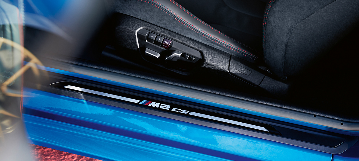 Moldura de entrada BMW M2 CS F87 Moldura de entrada BMW M2 CS F87 Misano Blau metalizado, vista de detalle