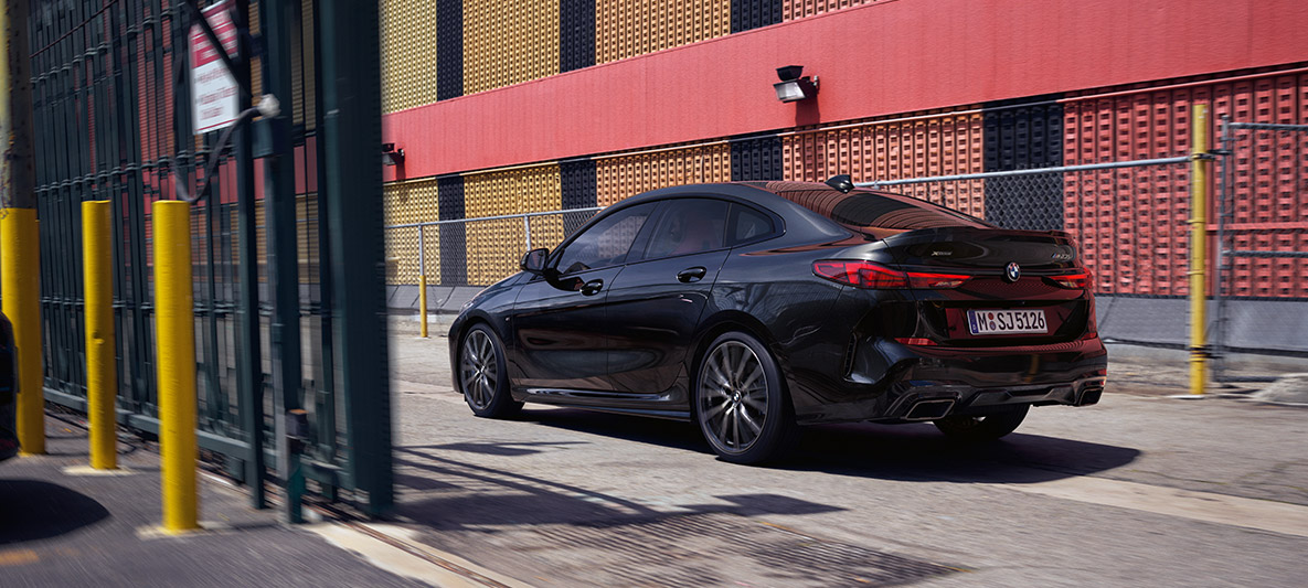Paquete aerodinámico M nuevo BMW M235i xDrive Gran Coupé F44 Paquete M Performance nuevo BMW M235i xDrive Gran Coupé Black Sapphire metalizado F44, vista de tres cuartos del lateral