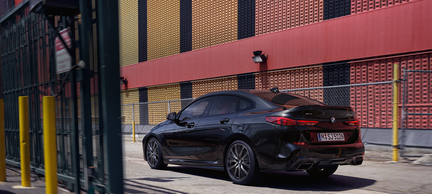 Nuevo BMW M235i xDrive Gran Coupé, vista de tres cuartos del lateral F44 Nuevo BMW M235i xDrive Gran Coupé Black Sapphire metalizado F44, vista de tres cuartos del lateral
