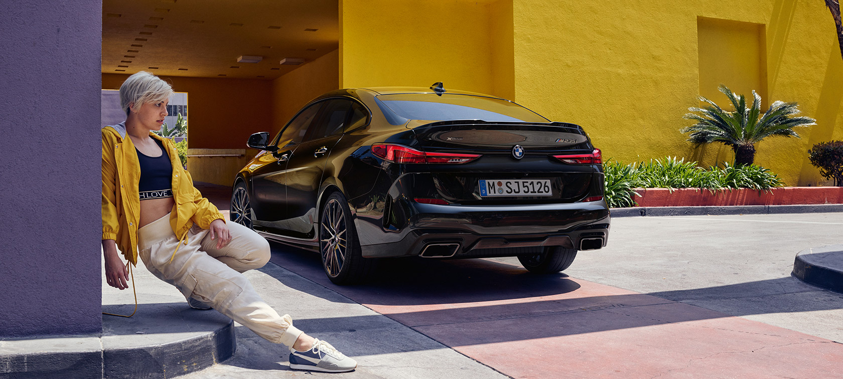 Nuevo BMW M235i xDrive Gran Coupé, vista de tres cuartos de la zaga F44 Nuevo BMW M235i xDrive Gran Coupé Black Sapphire metalizado F44, vista de tres cuartos de la zaga