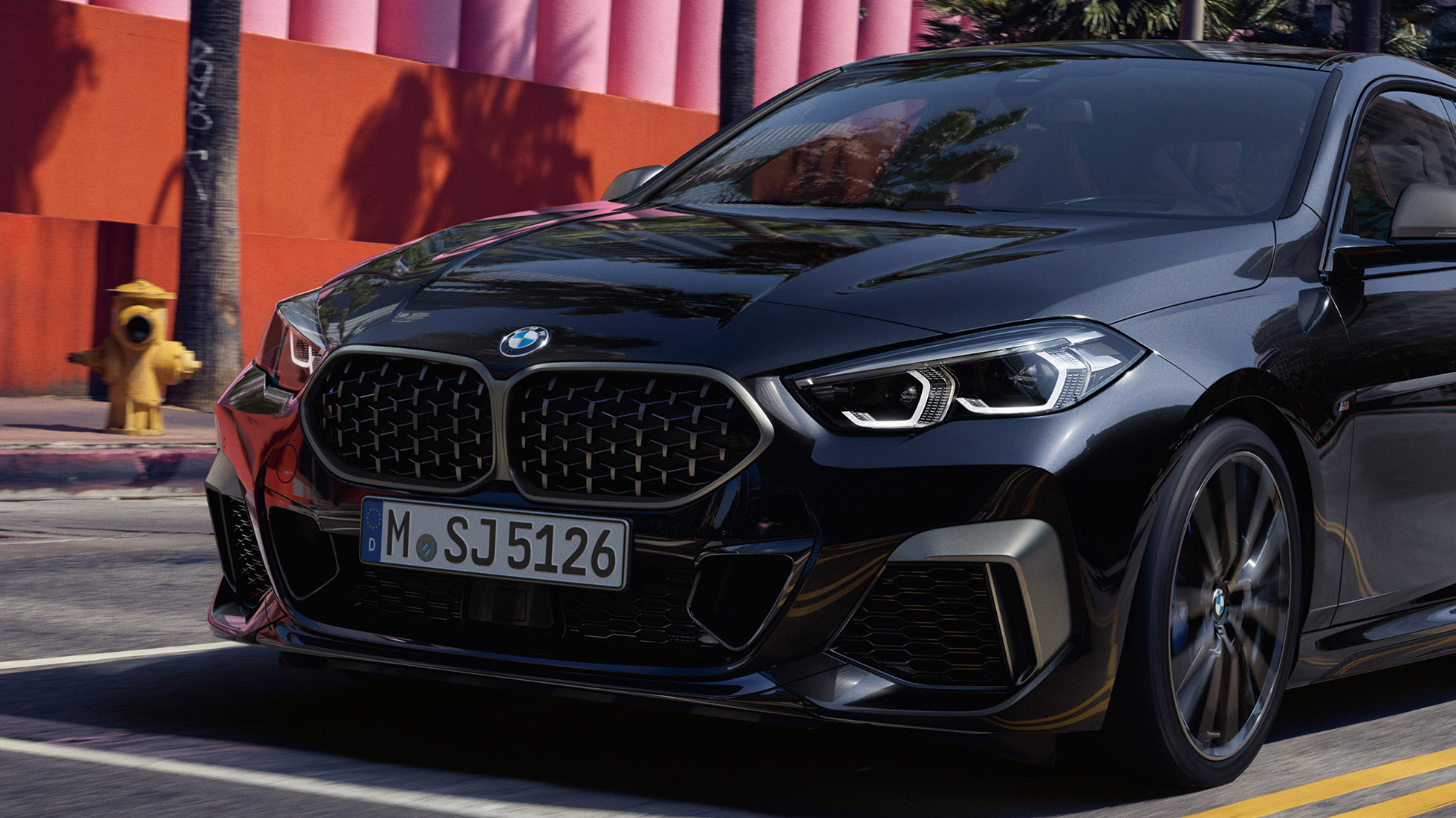 Diseño exterior nuevo BMW M235i xDrive Gran Coupé F44 Diseño exterior nuevo BMW M235i xDrive Gran Coupé 2020 Black Sapphire metalizado F44, vista del frontal del coche deportivo