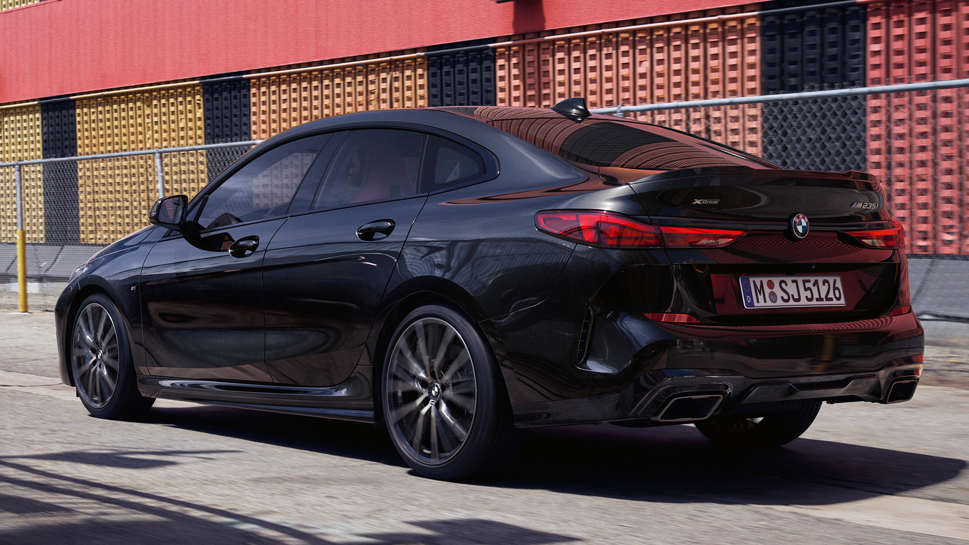 Nuevo BMW M235i xDrive Gran Coupé, vista de tres cuartos de la zaga F44 Nuevo BMW M235i xDrive Gran Coupé 2020 Black Sapphire metalizado F44, vista exterior de tres cuartos de la zaga