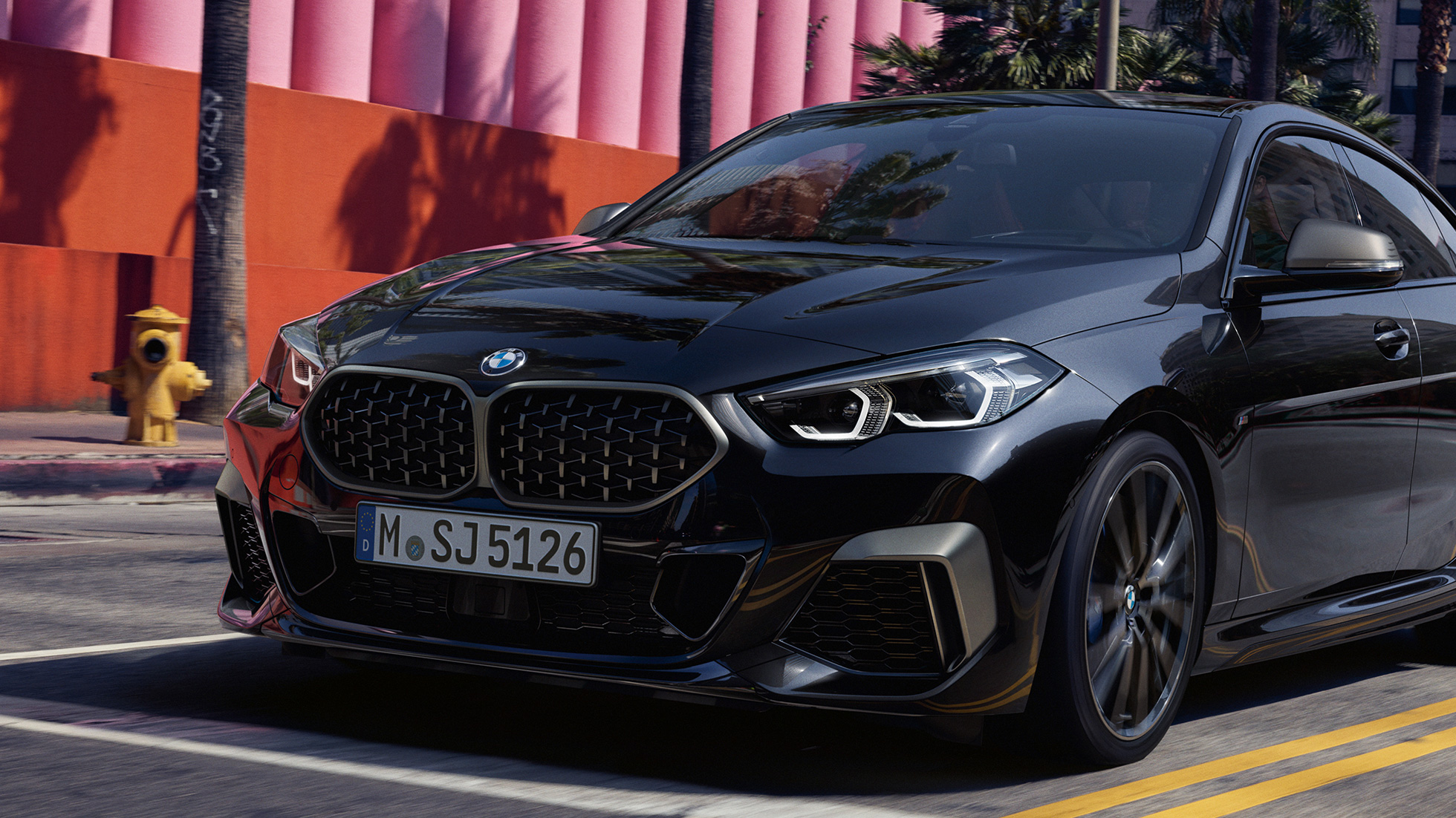 Diseño frontal nuevo BMW M235i xDrive Gran Coupé F44 Diseño frontal nuevo BMW M235i xDrive Gran Coupé 2020 Black Sapphire metalizado F44, vista de tres cuartos del frontal