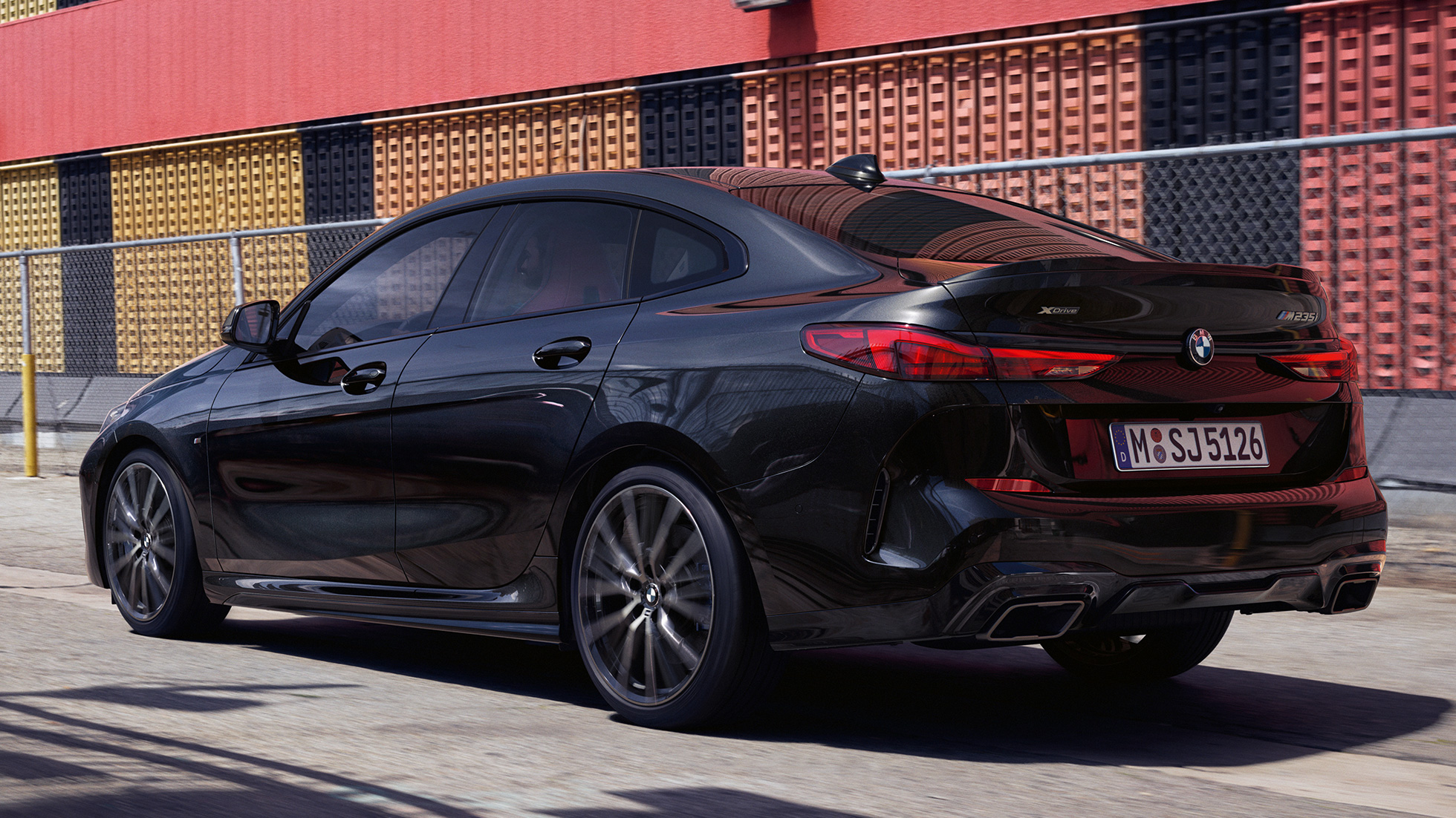 Línea de coupé nuevo BMW M235i xDrive Gran Coupé F44 Línea Coupé nuevo BMW M235i xDrive Gran Coupé 2020 Black Sapphire metalizado F44, vista de tres cuartos del lateral del coche deportivo