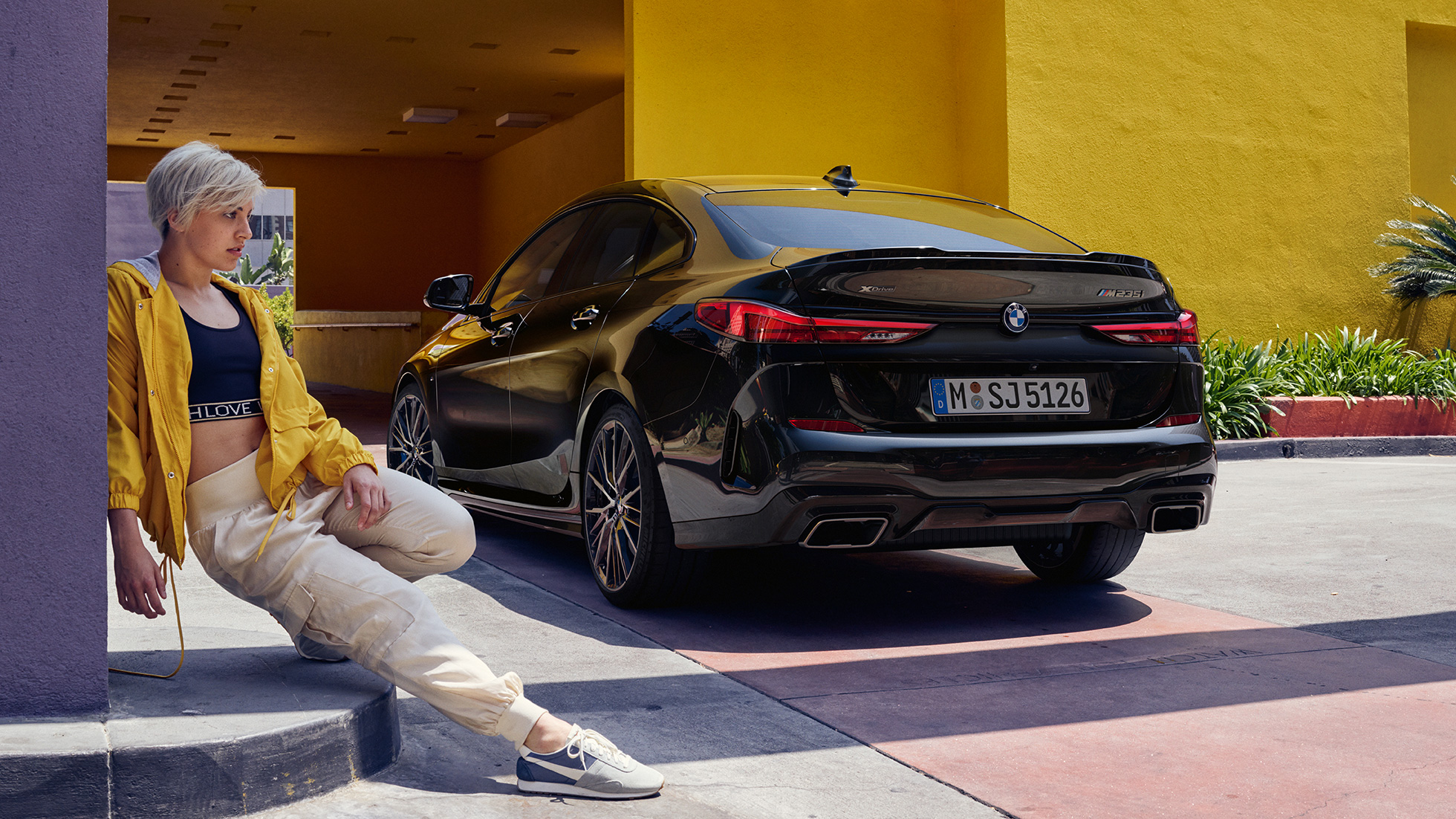 Sección de la zaga nuevo BMW M235i xDrive Gran Coupé F44 Sección de la zaga atlética nuevo BMW M235i xDrive Gran Coupé 2020 Black Sapphire metalizado F44, vista de tres cuartos de la zaga del coupé deportivo