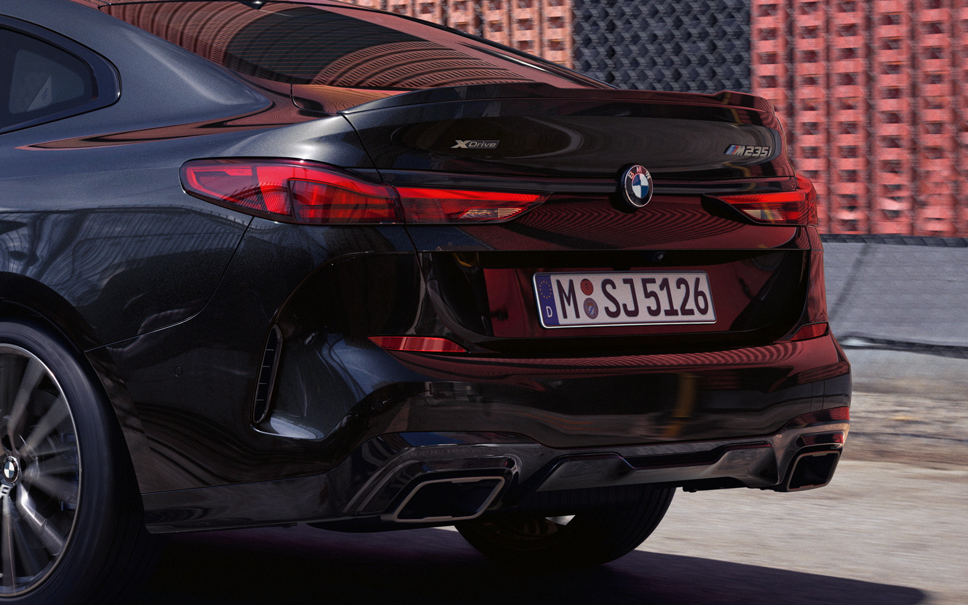 Zaga BMW M235i xDrive Gran Coupé F44 Zaga atlética BMW M235i xDrive Gran Coupé F44 2020 Black Sapphire metalizado, vista de tres cuartos de la zaga