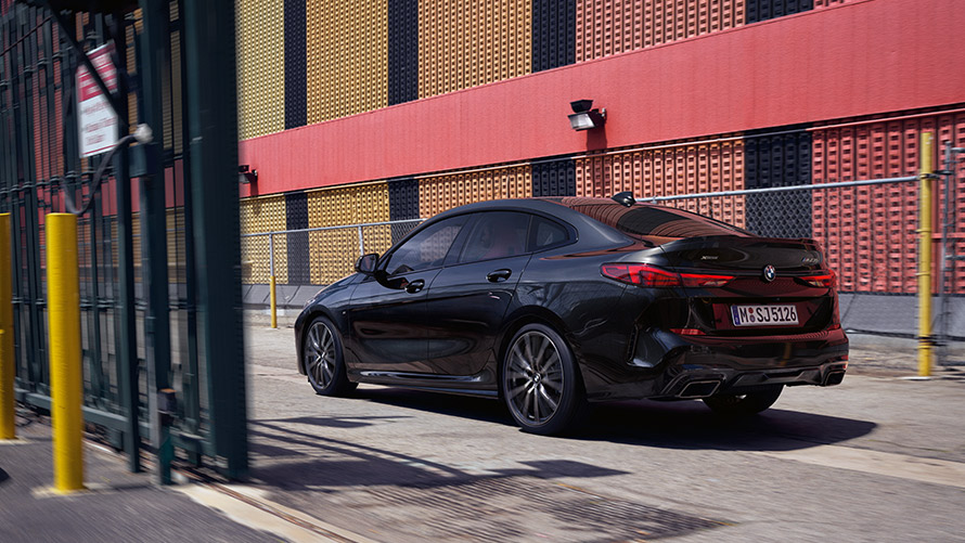 BMW M235i xDrive Gran Coupé F44 datos técnicos BMW M235i xDrive Gran Coupé F44 Black Sapphire metalizado, vista de tres cuartos de la zaga, en marcha