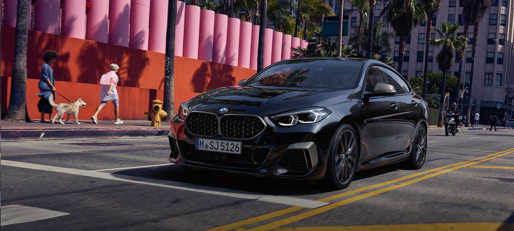 BMW M235i xDrive Gran Coupé F44 2020 Black Sapphire metalizado, vista de tres cuartos del frontal