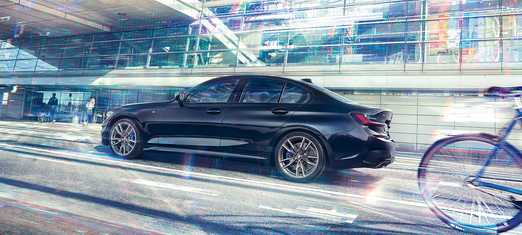 BMW M340i xDrive Berlina G20 2020 Vista lateral, en marcha BMW M340i xDrive Berlina G20 2020 Black Sapphire metalizado Vista lateral, en marcha