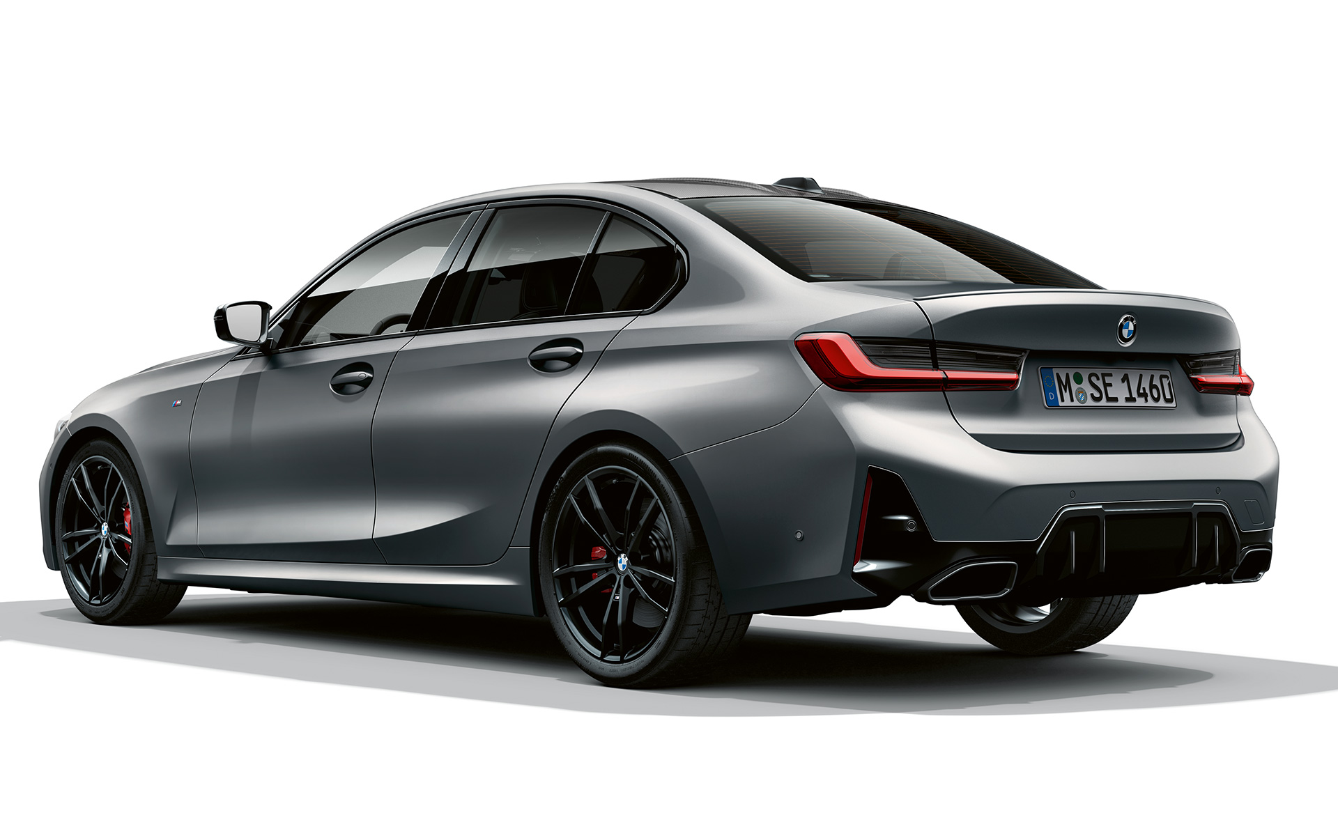 Spoiler trasero M BMW M340i xDrive Berlina G20 BMW M340i xDrive Berlina G20 BMW Individual Frozen Pure Grey metalizado, vista de tres cuartos de la zaga, spoiler trasero M