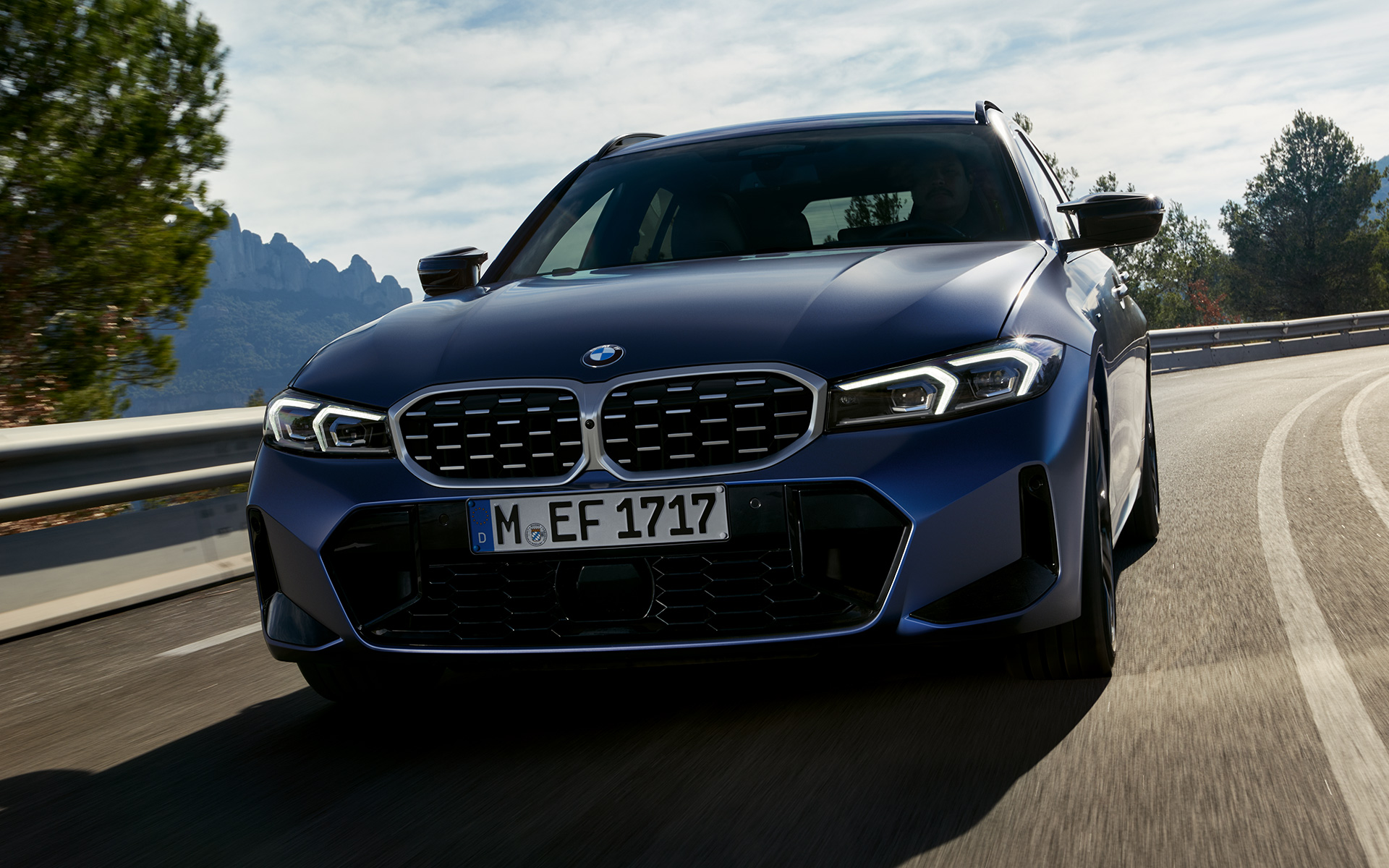 BMW M340i xDrive Touring G21, vista del frontal, en marcha, en carretera BMW M340i xDrive Touring G21 Frozen Tanzanite Blue, vista del frontal, en marcha, en carretera