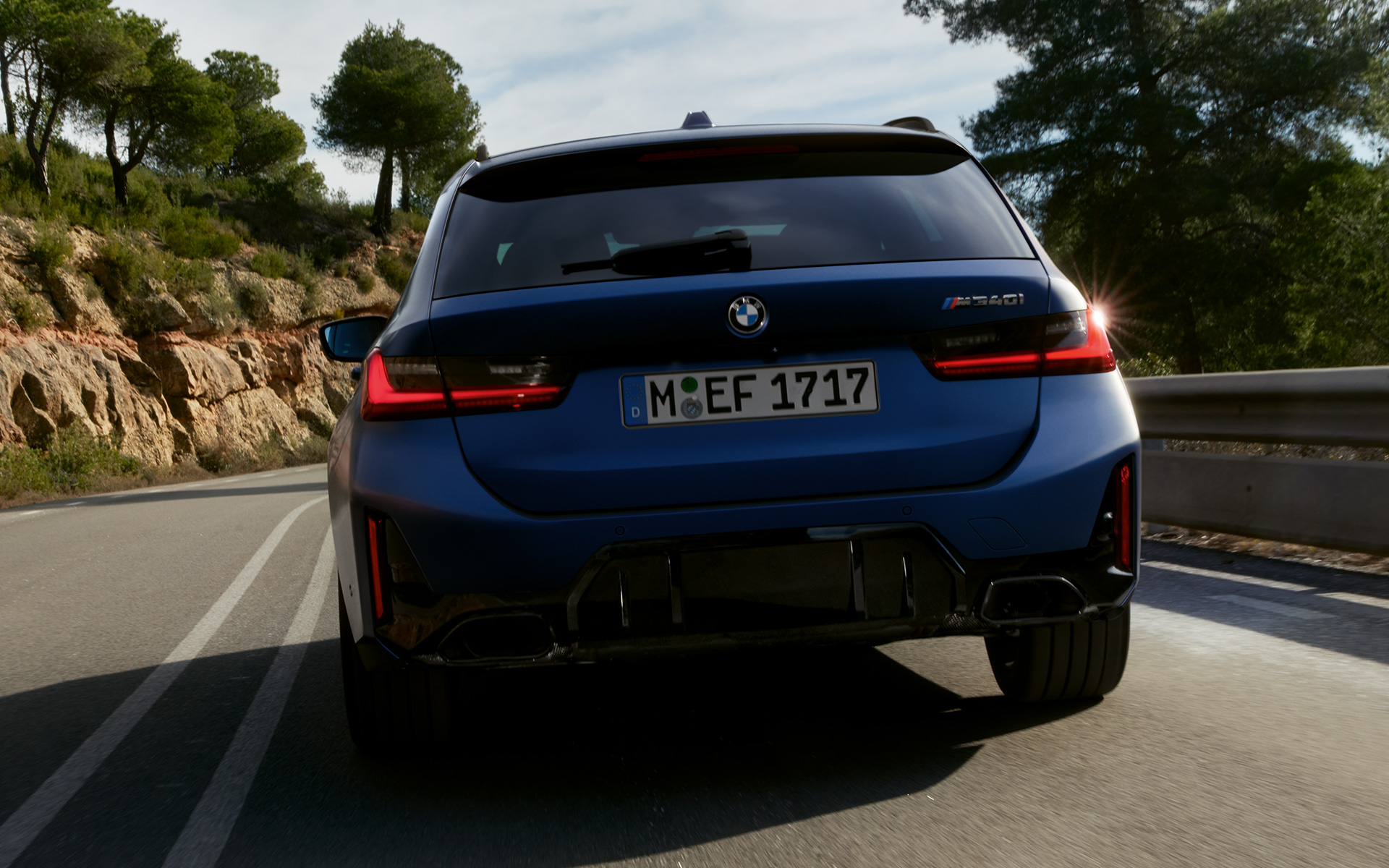 BMW M340i xDrive Touring G21 vista de zaga, en marcha, en carretera BMW M340i xDrive Touring G21 Frozen Tanzanite Blue, vista de zaga, en marcha, en carretera
