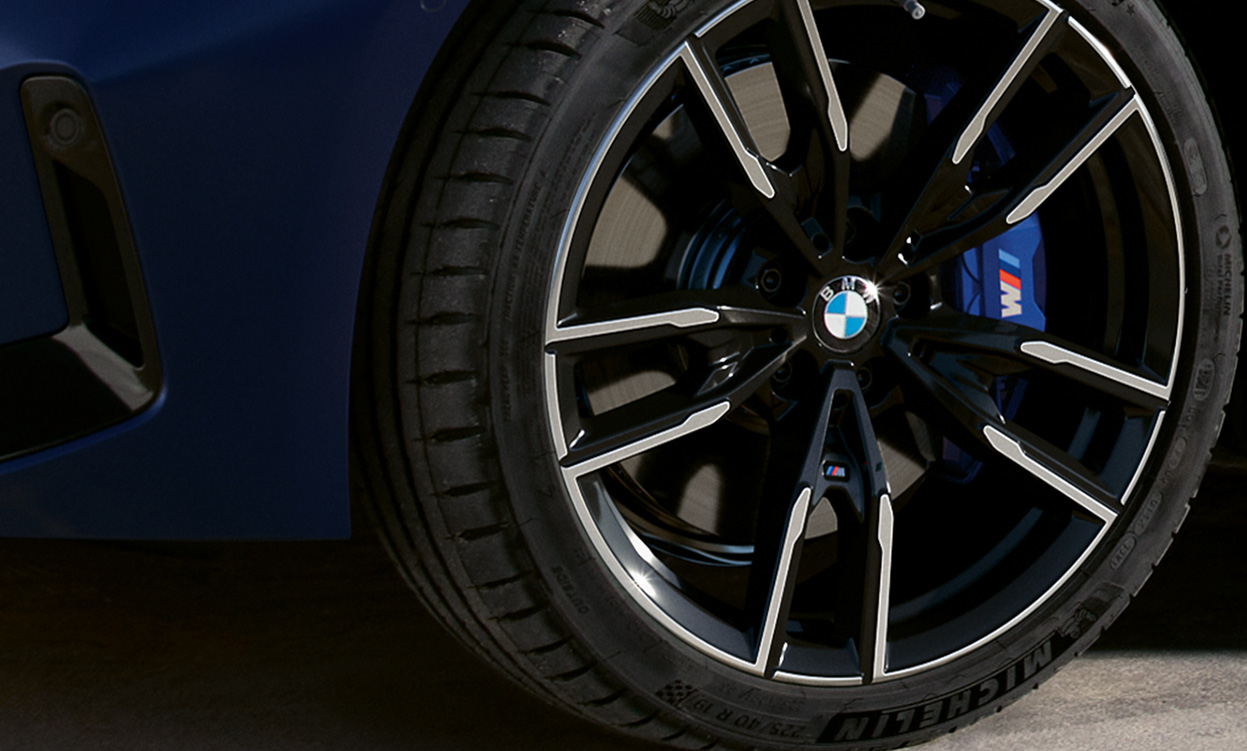 BMW M340i xDrive Touring G21 llantas de aleación ligera M de 19 pulgadas, primer plano BMW M340i xDrive Touring G21 Frozen Tanzanite Blue, llantas de aleación ligera M de 19 pulgadas, primer plano