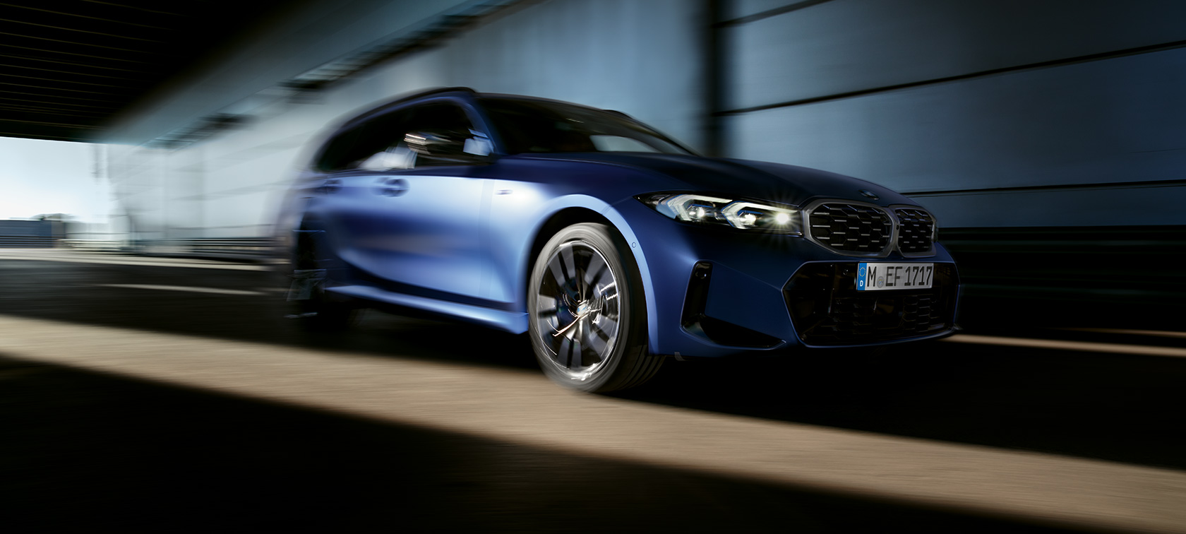 BMW M340i xDrive Touring G21 vista de tres cuartos del lateral, en marcha BMW M340i xDrive Touring G21 vista de tres cuartos del lateral, en marcha