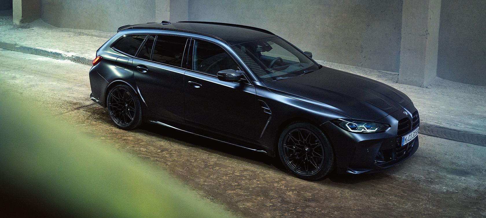 BMW M3 Competition Touring G81 vista lateral BMW M3 Competition Touring G81 BMW Individual Frozen Black metalizado, vista lateral, parado