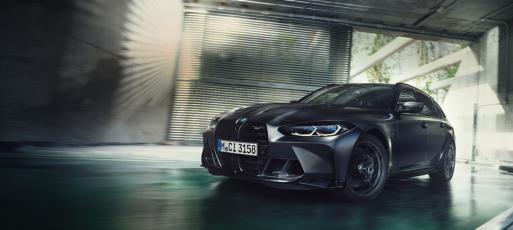 BMW M3 Competition Touring G81 BMW Individual Frozen Black metalizado, vista de tres cuartos del frontal, en marcha