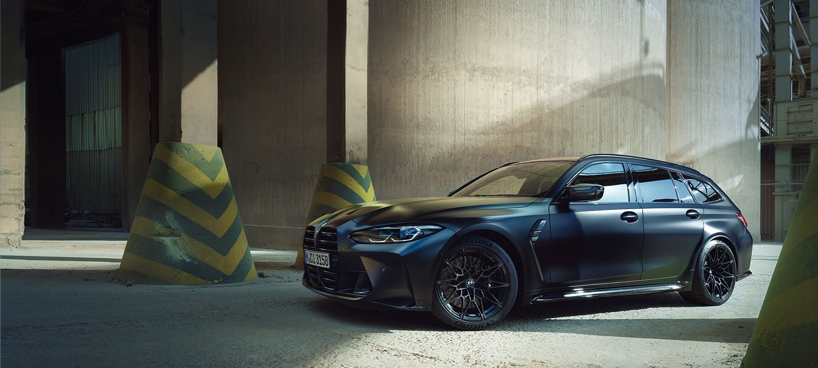 Vista lateral BMW M3 Competition Touring G81 BMW M3 Competition Touring G81 BMW Individual Frozen Black metalizado, vista lateral, parado
