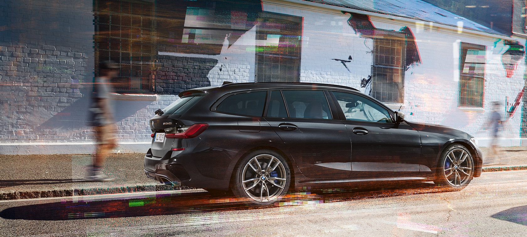 Vista lateral BMW M340i xDrive Touring (G21) BMW M340i xDrive Touring (G21) Black Sapphire metallic, vista lateral, en carretera