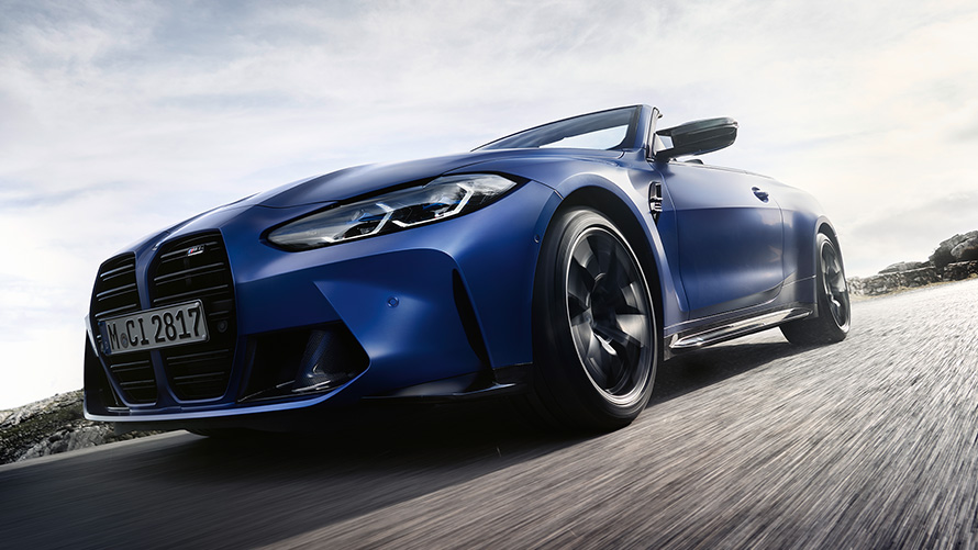 BMW M4 Competition Cabrio con sistema M xDrive G83 2021 Vista del frontal con parrilla doble BMW M4 Competition Cabrio con sistema M xDrive G83 2021 BMW Individual Frozen Portimao Blau metalizado, parrilla delantera, perspectiva desde el ángulo inferior