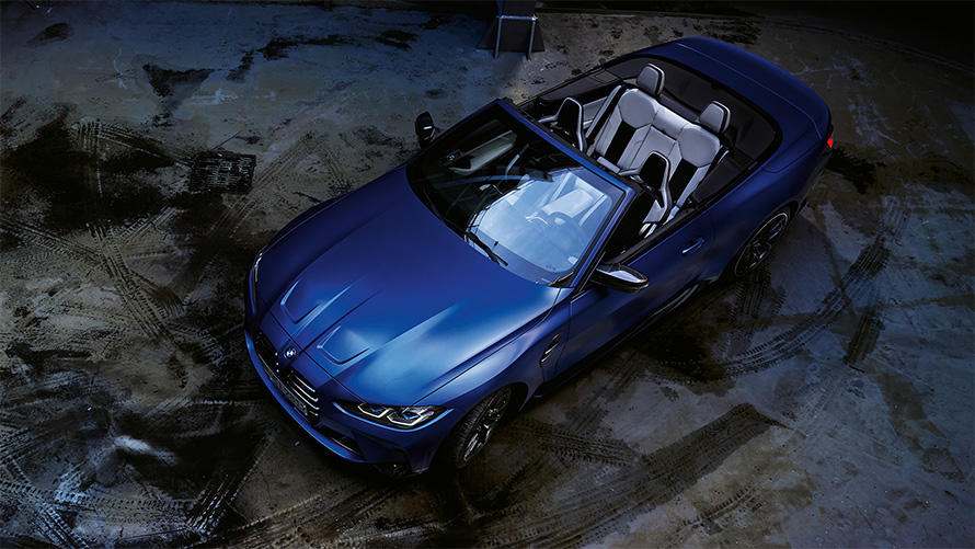 BMW M4 Competition Cabrio con sistema M xDrive G83 2021 BMW Individual Frozen Portimao Blau metalizado, perspectiva aérea con capota abierta BMW M4 Competition Cabrio con sistema M xDrive G83 2021 BMW Individual Frozen Portimao Blau metalizado, perspectiva aérea con capota abierta