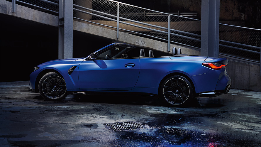 BMW M4 Competition Cabrio con sistema M xDrive G83 2021, vista lateral con capota abierta BMW M4 Competition Cabrio con sistema M xDrive G83 2021 Frozen Portimao Blau metalizado, vista lateral con capota abierta