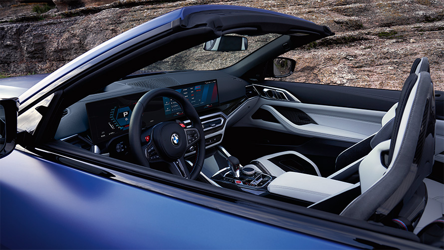 BMW M4 Competition Cabrio con sistema M xDrive G83 2021, interior con capota abierta BMW M4 Competition Cabrio con sistema M xDrive G83 2021 BMW Individual Frozen Portimao Blau metalizado, puesto de conducción e interior con capota abierta
