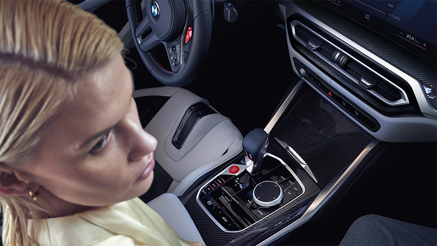 BMW M4 Competition Cabrio con sistema M xDrive G83 interior 2021 Consola central BMW M4 Competition Cabrio con sistema M xDrive G83 2021, consola central y mujer en el asiento del acompañante