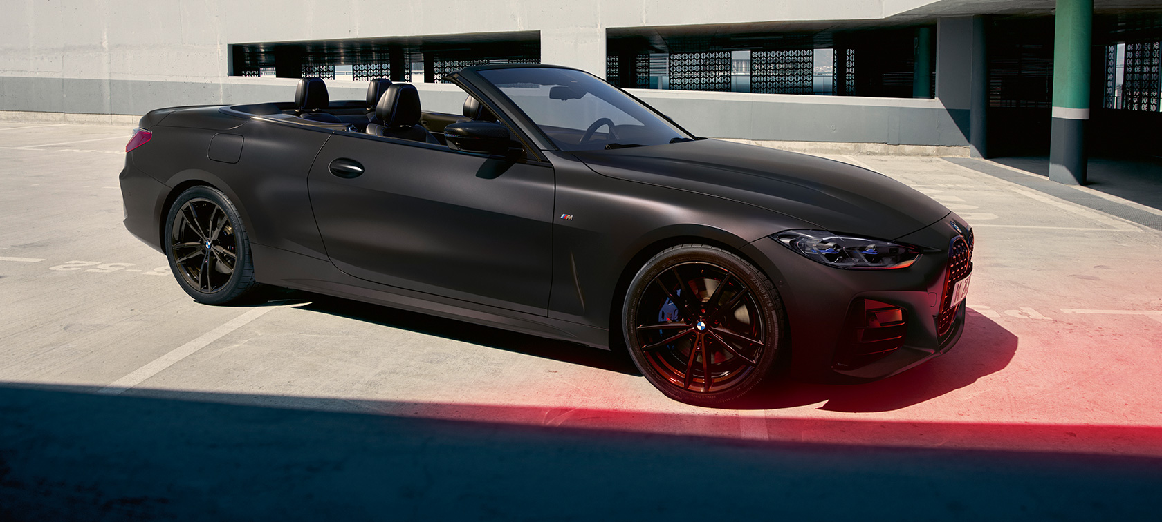 Vista de tres cuartos del lateral BMW M440i xDrive Cabrio G23 2020 BMW M440i xDrive Cabrio G23 2020 BMW Individual Frozen Deep Grey metalizado, vista de tres cuartos del lateral