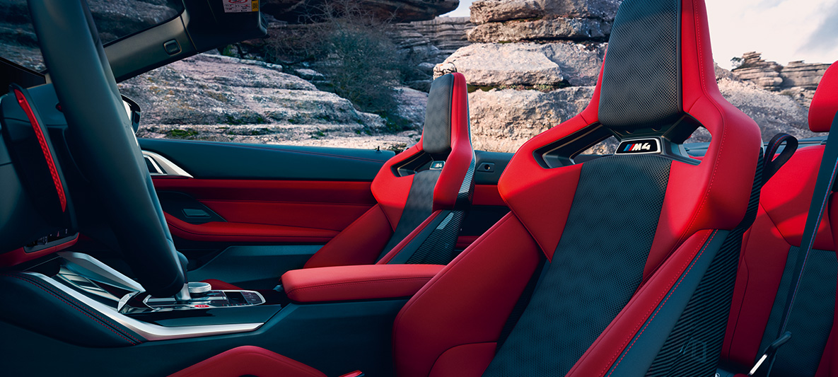 Equipamiento de cuero integral BMW Individual Merino Fionarot/Schwarz BMW M4 Competition Cabrio con sistema M xDrive G83 2021 Equipamiento de cuero integral BMW Individual Merino Fionarot/Schwarz BMW M4 Competition Cabrio con sistema M xDrive G83 2021 Interior, vista lateral con capota abierta