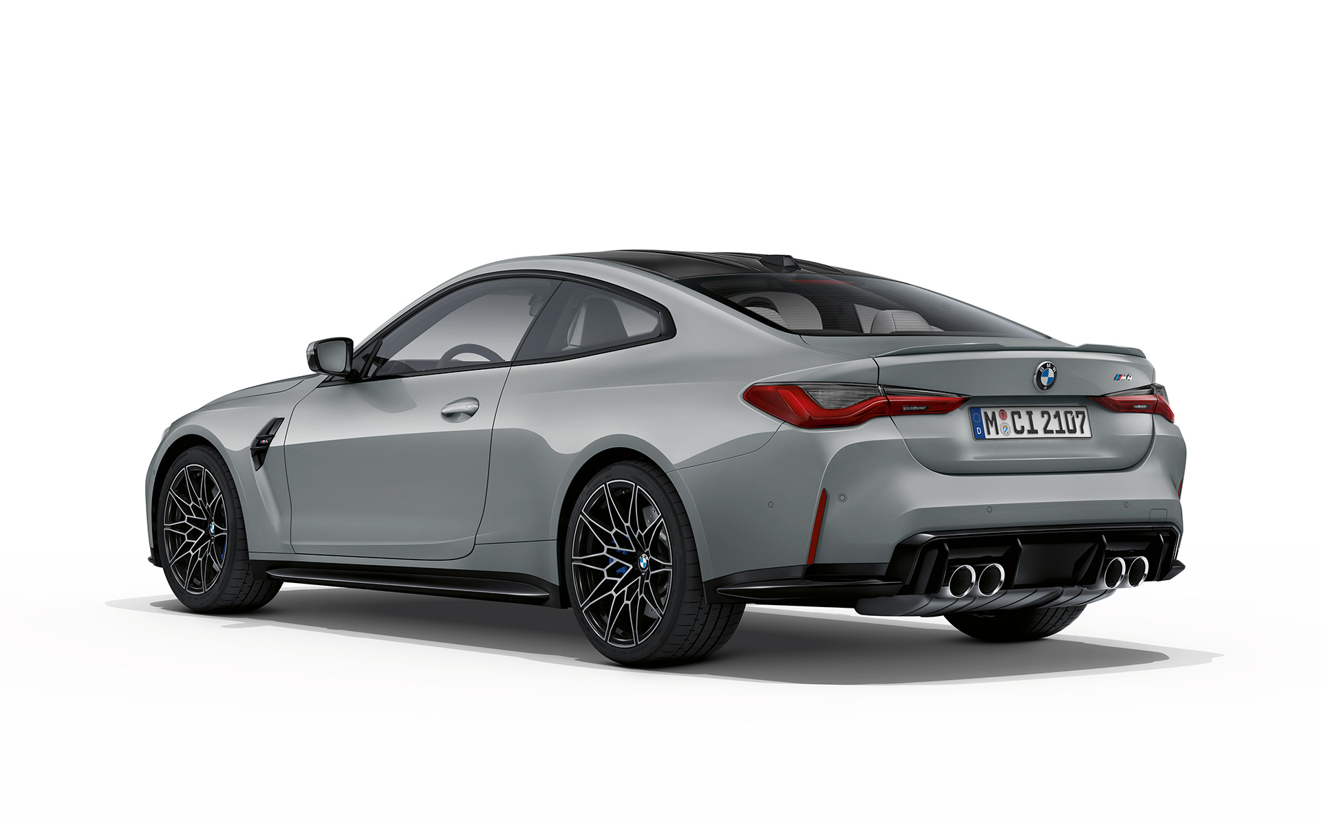 BMW M4 Coupé G82 2020 Brooklyn Grey metalizado, vista de tres cuartos de la zaga