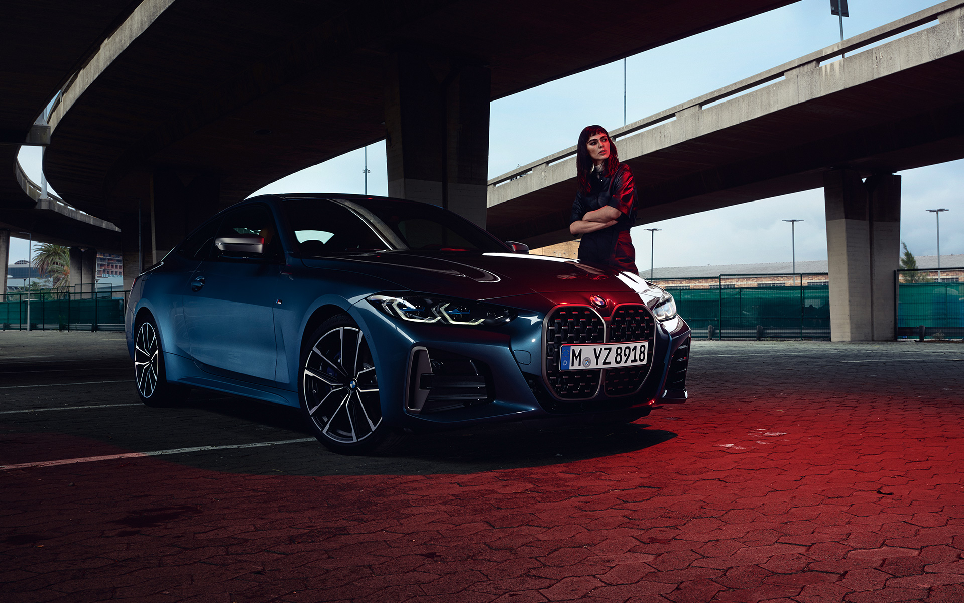 BMW M440i xDrive Coupé G22 2020 G82 2020 Arctic Race Blue metalizado, vista de tres cuarto del frontal, con modelo