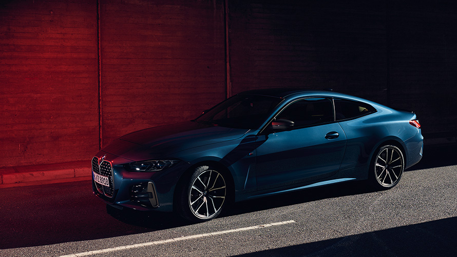 BMW M440i xDrive Coupé G22 2020 Arctic Race Blue metalizado, vista de tres cuartos del frontal, en marcha