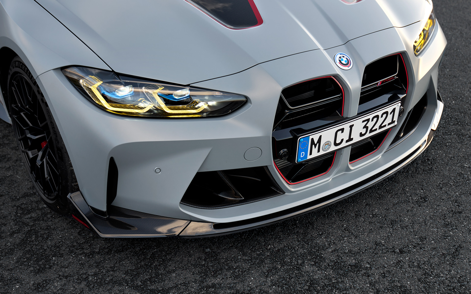 Divisor delantero M de fibra de carbono BMW M4 CSL G82 BMW M4 CSL G82 Pintura especial BMW Individual Frozen Brooklyn Grey metalizado, divisor delantero M de fibra de carbono, primer plano, vista del frontal