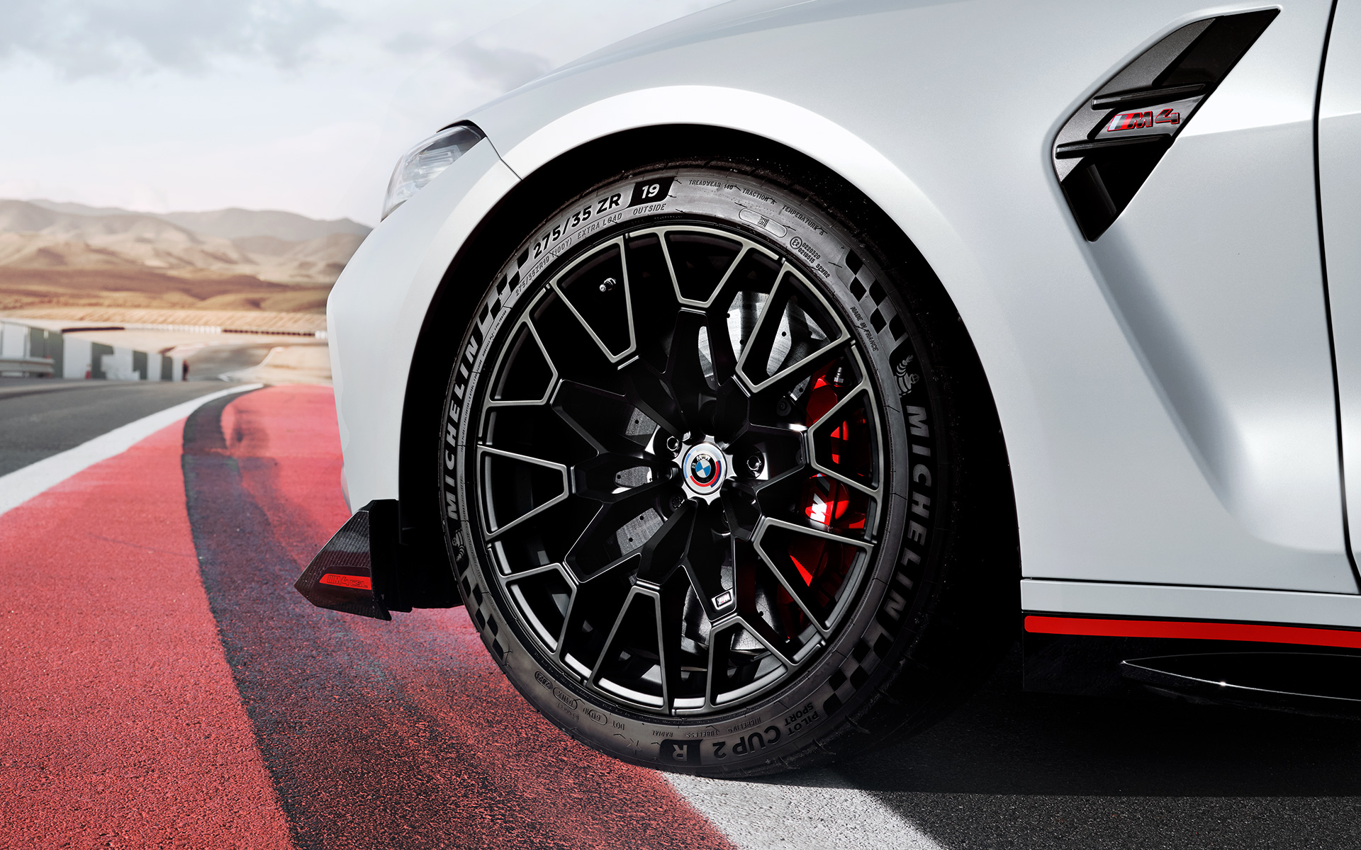 Frenos M de cerámica y carbono en rojo brillo BMW M4 CSL G82 BMW M4 CSL G82 BMW Individual Pintura especial Frozen Brooklyn Grey metalizado, frenos M de cerámica y carbono en rojo brillo con llanta de construcción ligera