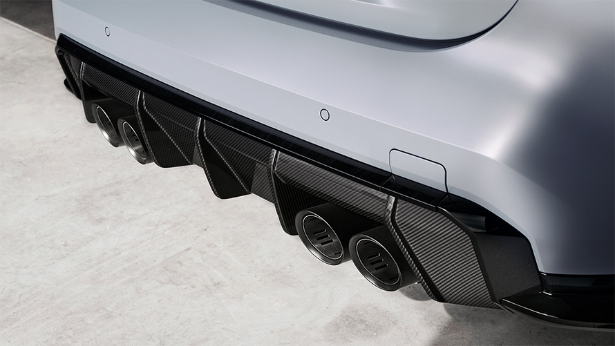 Sistema de escape de titanio con tubos de escape en negro mate BMW M4 CSL G82 BMW M4 CSL G82 Pintura especial BMW Individual Frozen Brooklyn Grey metalizado, sistema de escape de titanio con tubos de escape en negro mate, primer plano, vista de la zaga