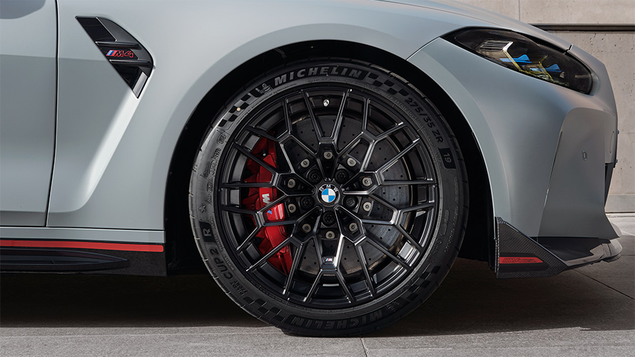Neumáticos Ultra Track exclusivos de CSL sobre llantas de construcción ligera BMW M4 CSL G82 BMW M4 CSL G82 Pintura especial BMW Individual Frozen Brooklyn Grey metalizado, neumáticos Ultra Track exclusivos de CSL sobre llantas de construcción ligera