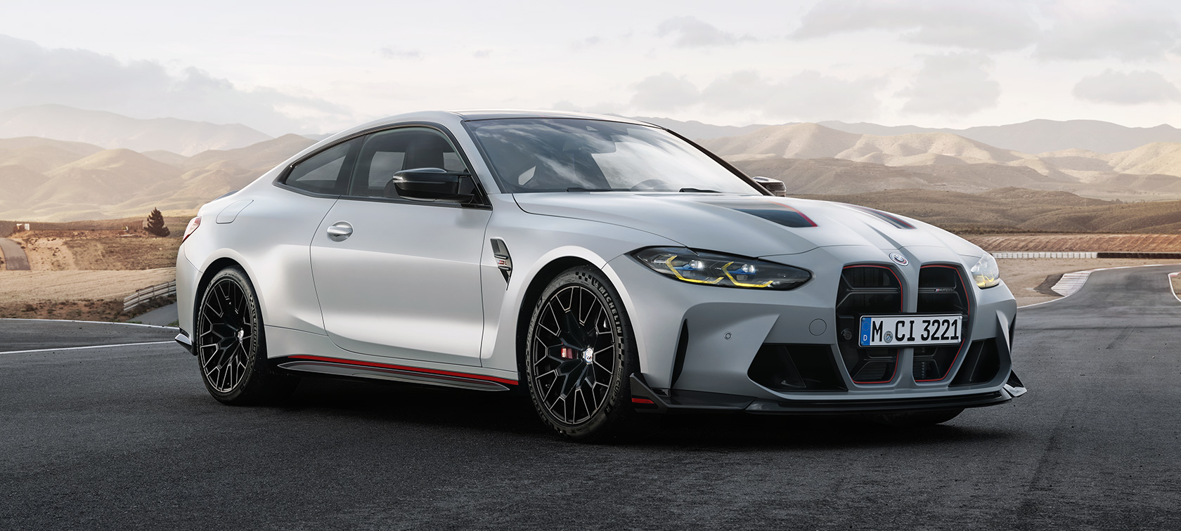 BMW M4 CSL G82 Vista de tres cuartos del frontal BMW M4 CSL G82 Pintura especial BMW Individual Frozen Brooklyn Grey metalizado, vista de tres cuartos del frontal