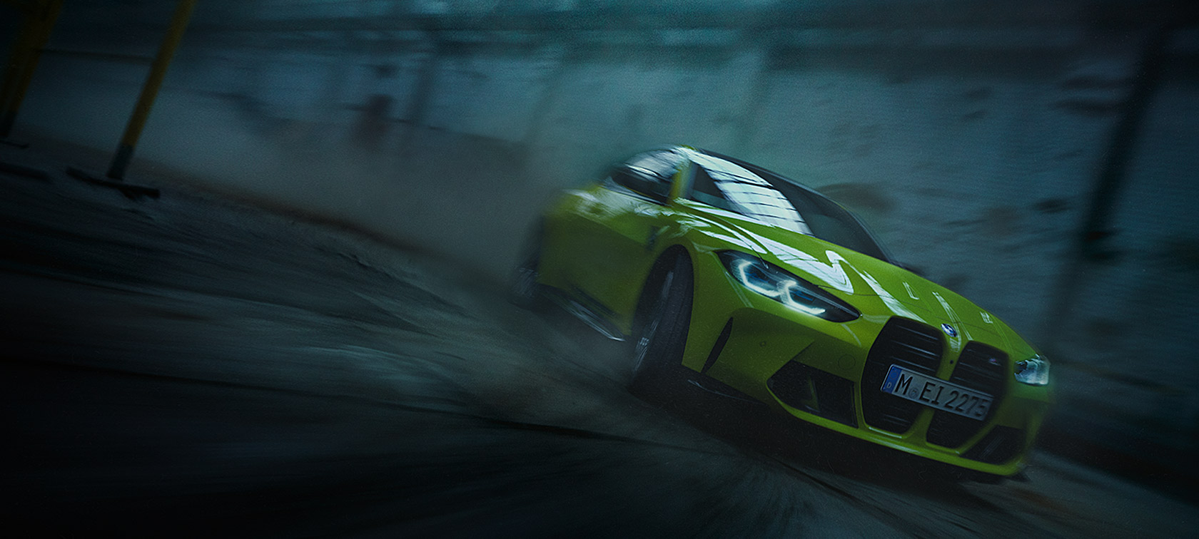 BMW M4 CSL G82 Pintura especial BMW Individual Pintura Frozen Brooklyn Grey metalizado, vista de tres cuartos del frontal, en marcha