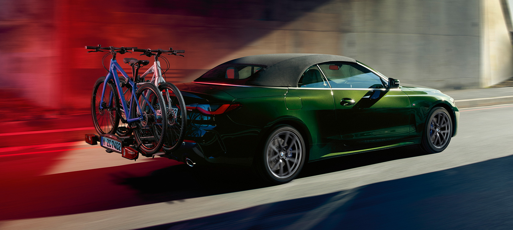 Vista de tres cuartos de la zaga con soporte para bicicletas BMW Pro 2.0, BMW Serie 4 Cabrio G23 2020 BMW Serie 4 Cabrio G23 2020 Sanremo Green metalizado, vista de tres cuartos de la zaga, con soporte para bicicletas BMW Pro 2.0