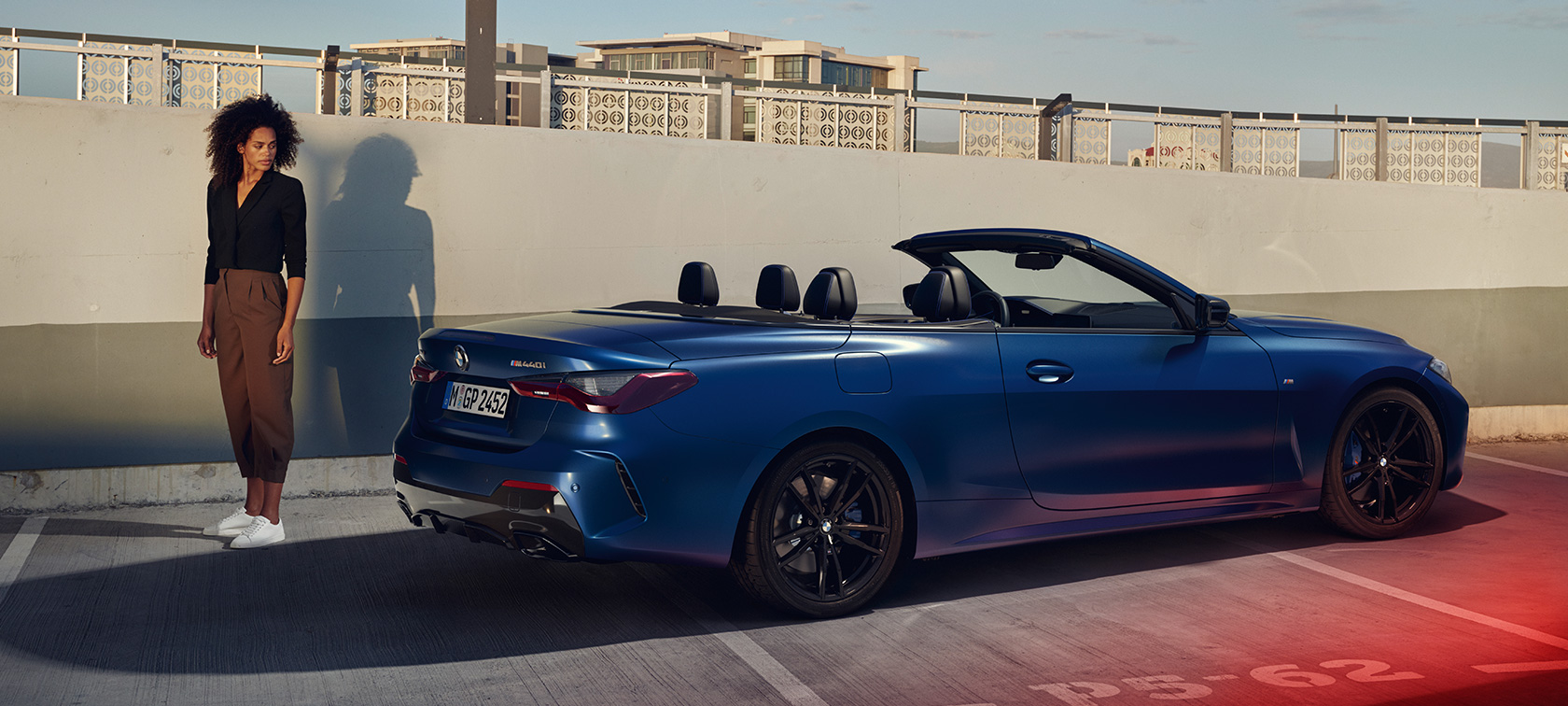 Vista de tres cuartos de la zaga BMW M440i xDrive Cabrio G23 2020 BMW M440i xDrive Cabrio G23 2020 BMW Individual Frozen Portimao Blau metalizado, vista de tres cuartos de la zaga con modelo